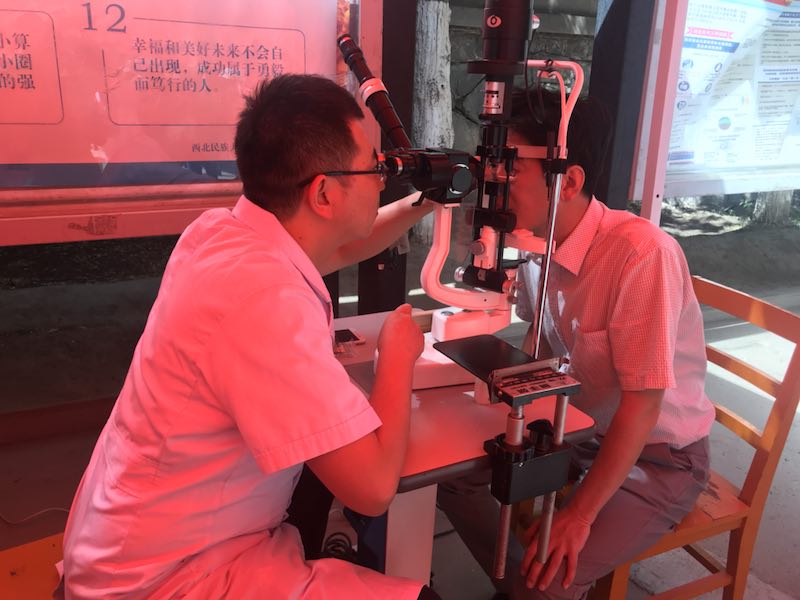 甘肃省第二人民医院进校园开展近视眼科学防控宣传咨询活动